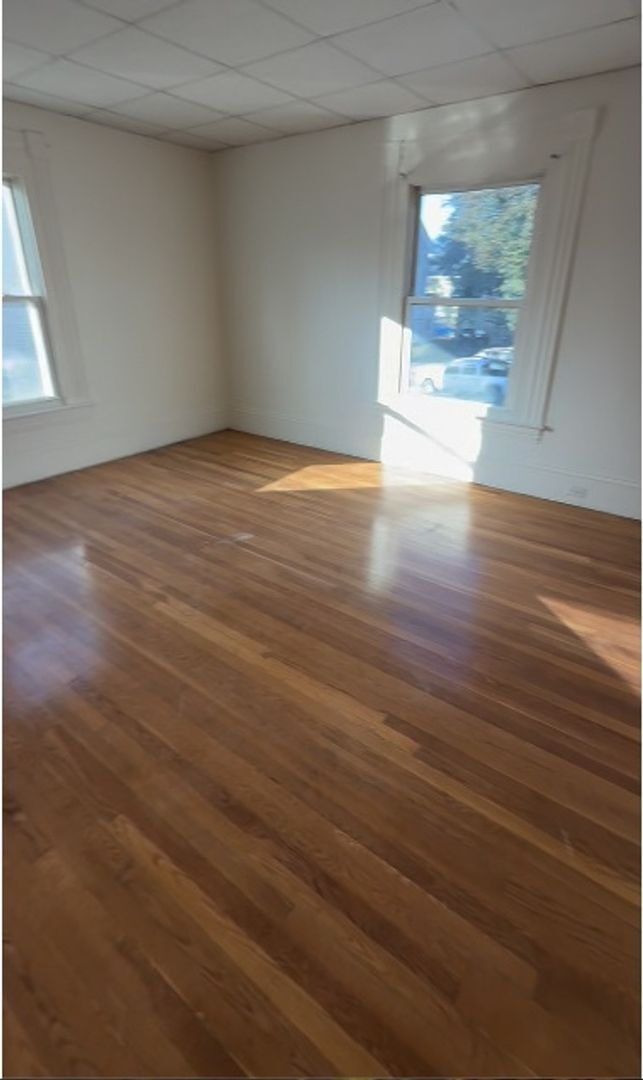 Building Photo - Spacious 7BR Duplex in Manchester