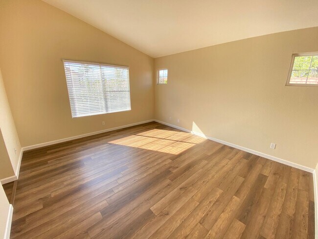 Building Photo - 4 Bed 3 Bath In Brentwood (Recently Updated)