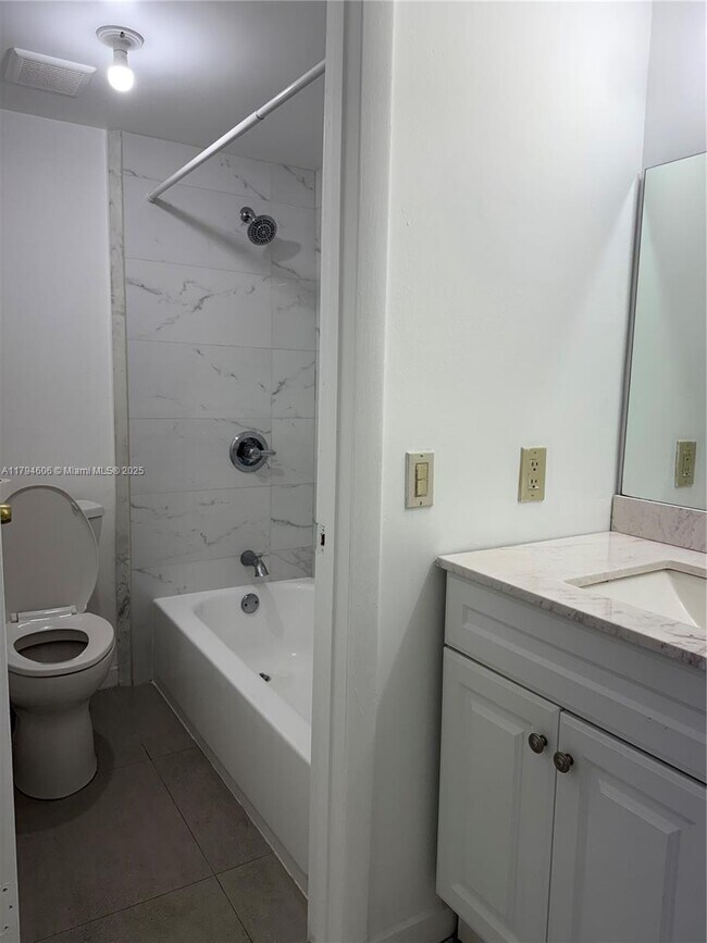 Building Photo - 8897 Fontainebleau Blvd