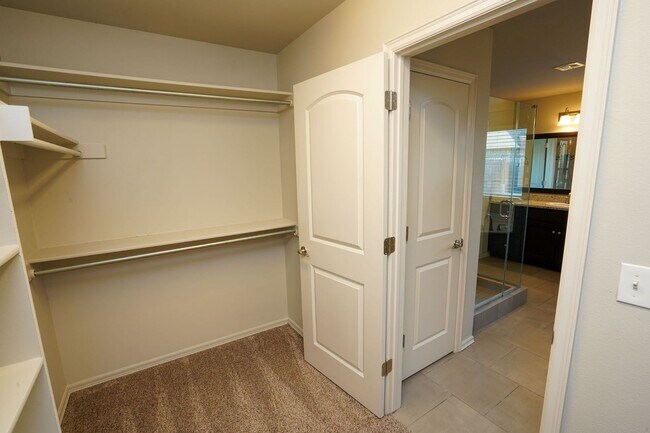Building Photo - 3 Bed | 2 Bath in New Tulsa!