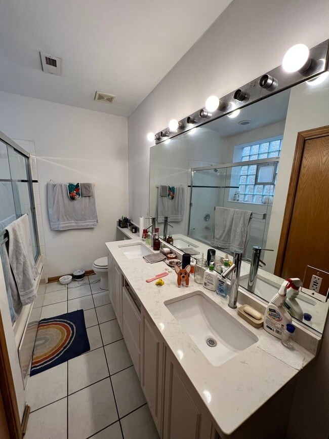 Building Photo - 4101 N Kenmore Ave