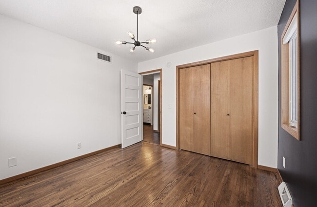 Building Photo - Nicely remodeled side by side duplex 3-Bed Home with Gleaming Hardwood Floors & New carpet in Hop...