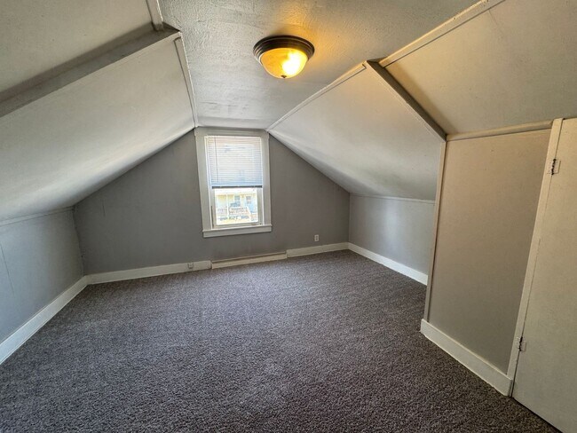 Building Photo - 2 bedroom 1 bath home in East Moline