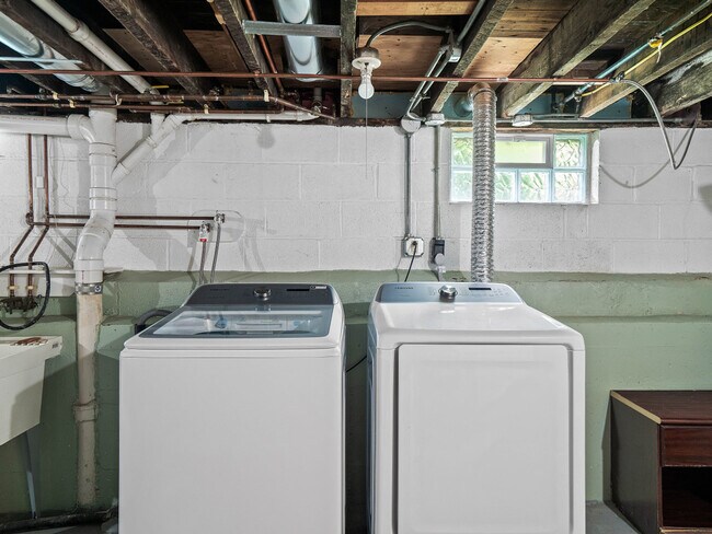 Building Photo - 679 Washington St