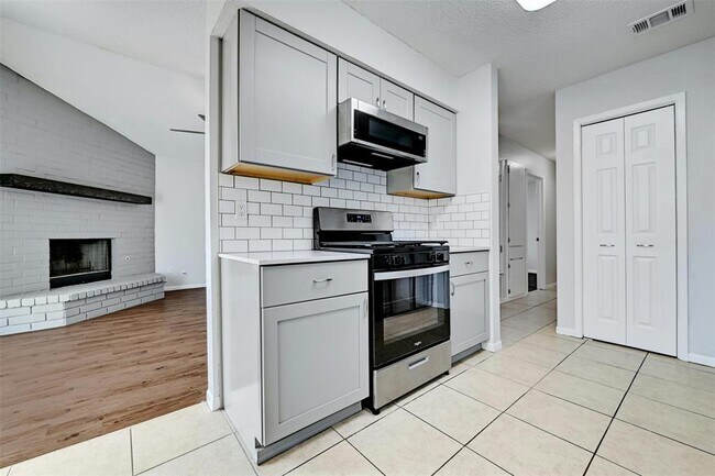 Building Photo - 601 Valley View Dr