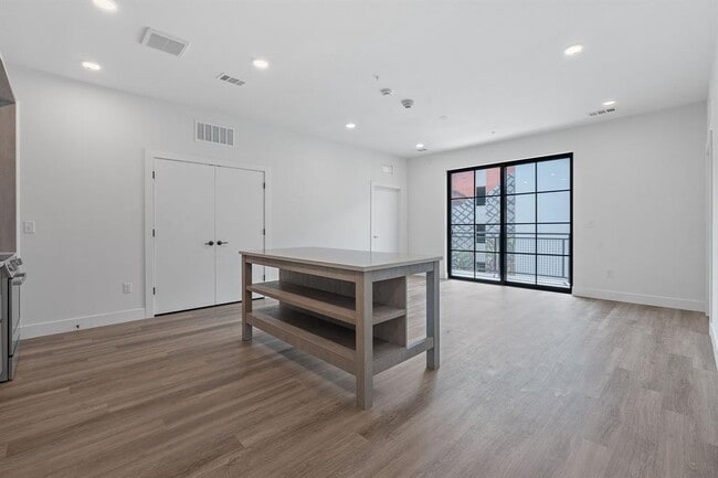 Building Photo - 4315 S Congress Ave
