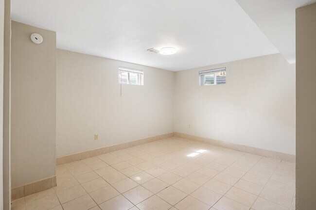 Building Photo - 405 S Kipling St