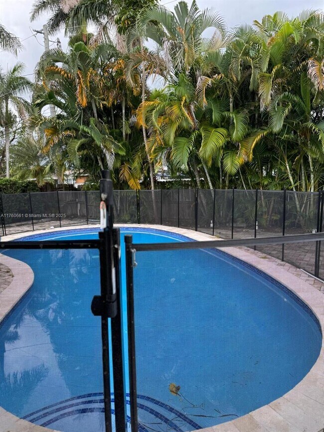 Building Photo - 3 bedroom in Hollywood FL 33020