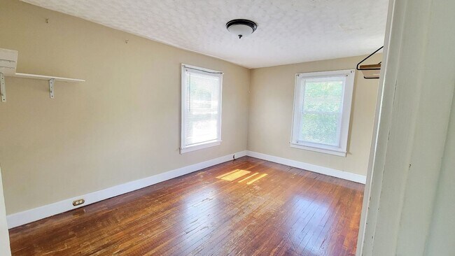 Building Photo - 305 Lyndhurst St