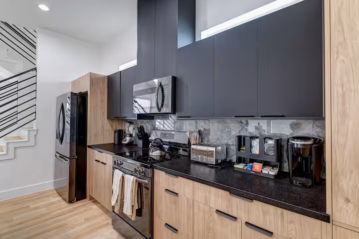 Building Photo - 3008 Delano St