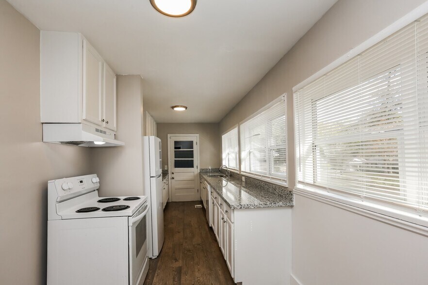 Building Photo - 514 Naples Rd