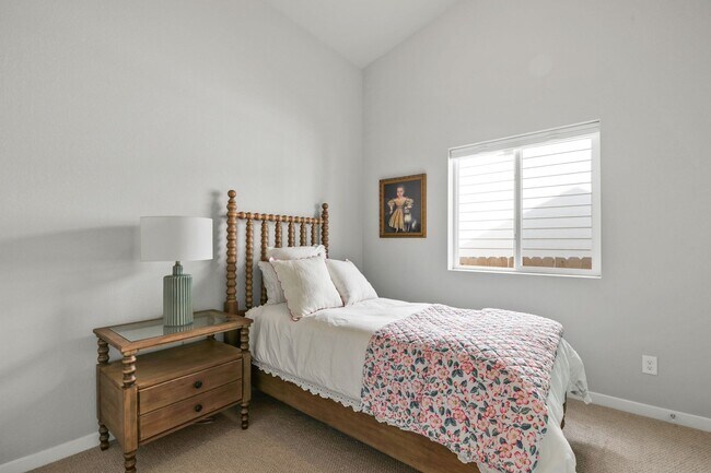 Building Photo - Beautiful "like new" home available for re...