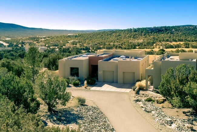 Building Photo - 3 Bedroom, 2.5 Bathroom Home in Paako Ridge Community