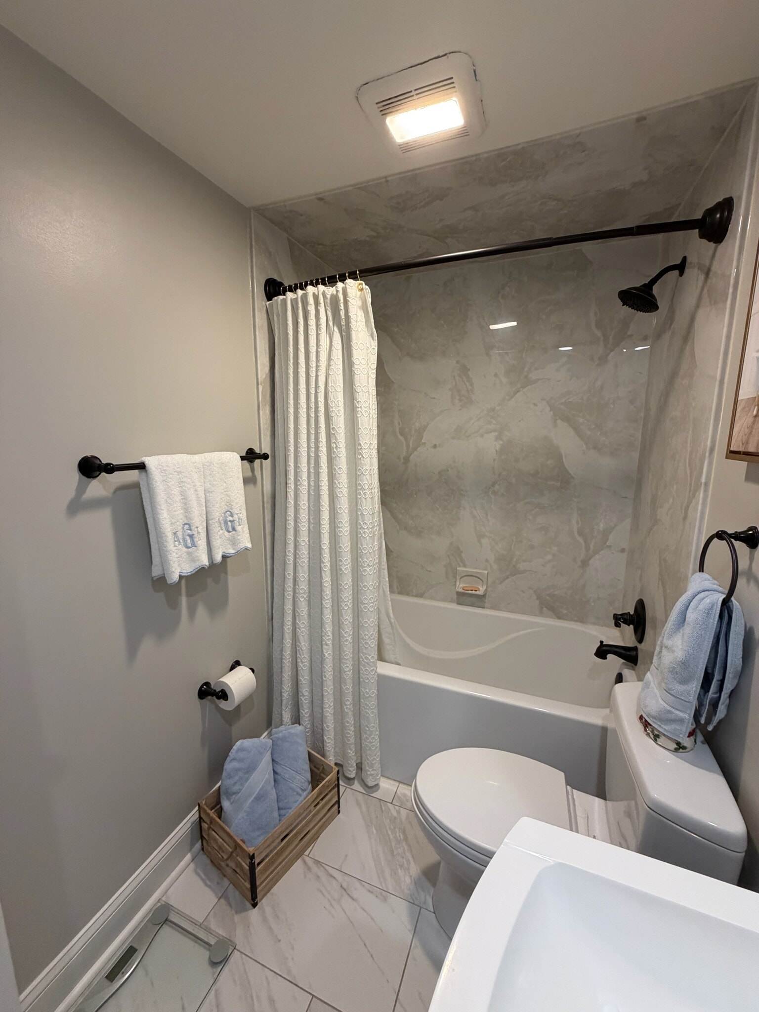 Building Photo - 7602 Lakeside Village Dr