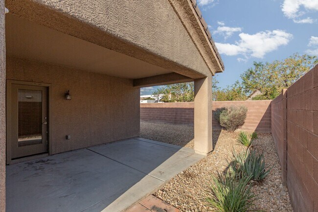 Building Photo - STALLION MOUNTAIN - HUGE 4 BEDROOM, 3 BATH UPGRADED SINGLE STORY