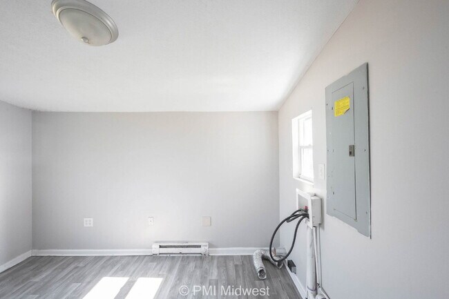 Building Photo - "Charming 3-Bedroom Home in Beech Grove - Cozy Living with Ample Space!"