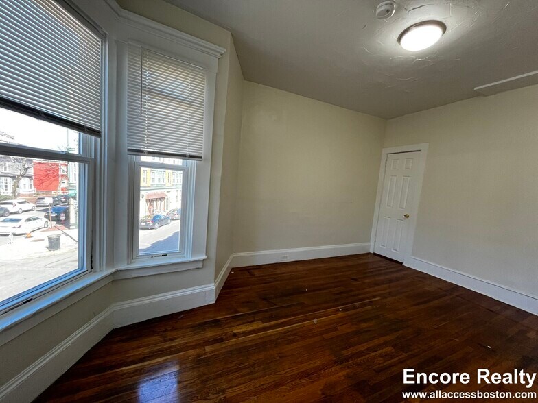 Building Photo - 100 River St