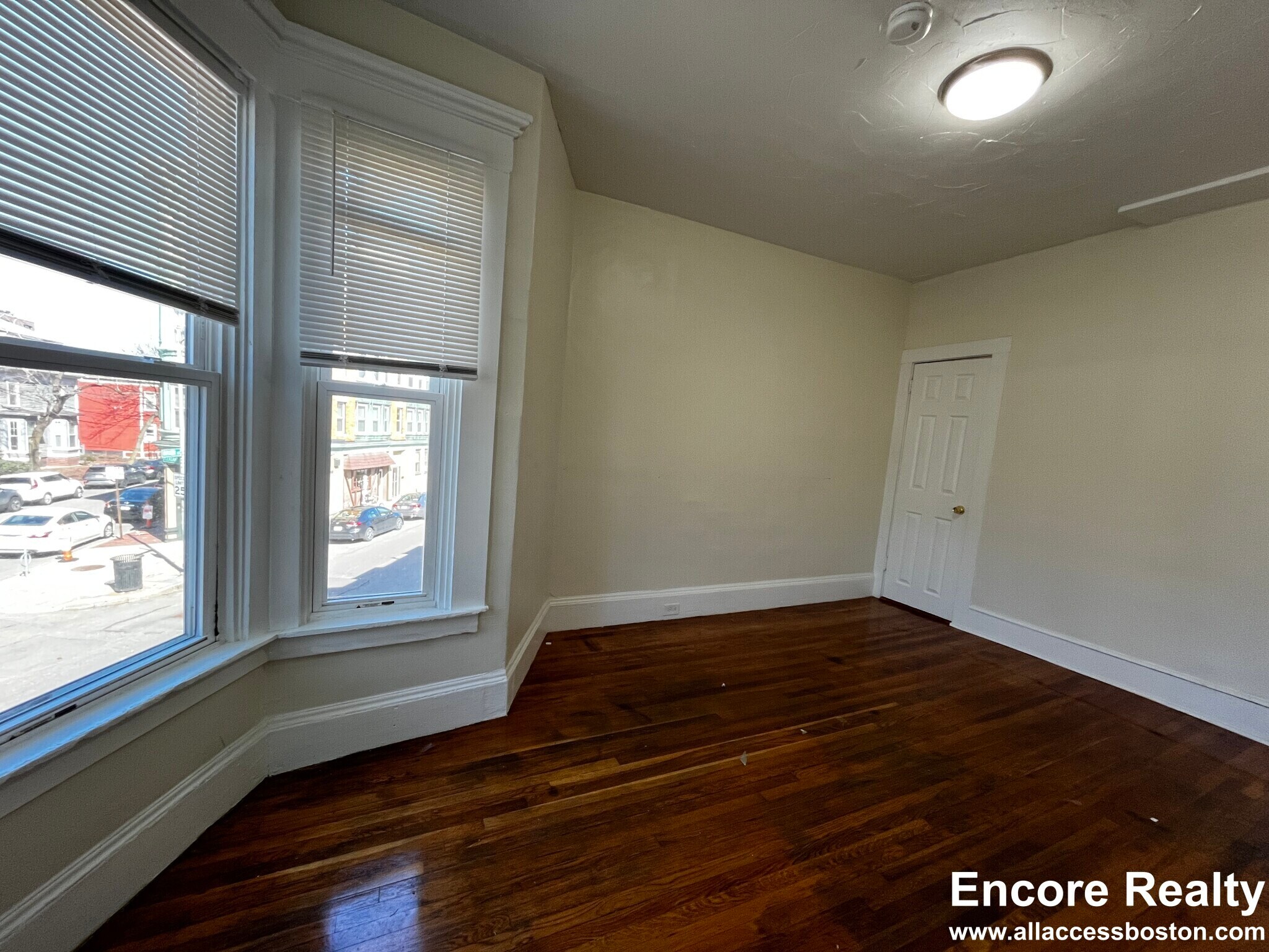 Building Photo - 100 River St