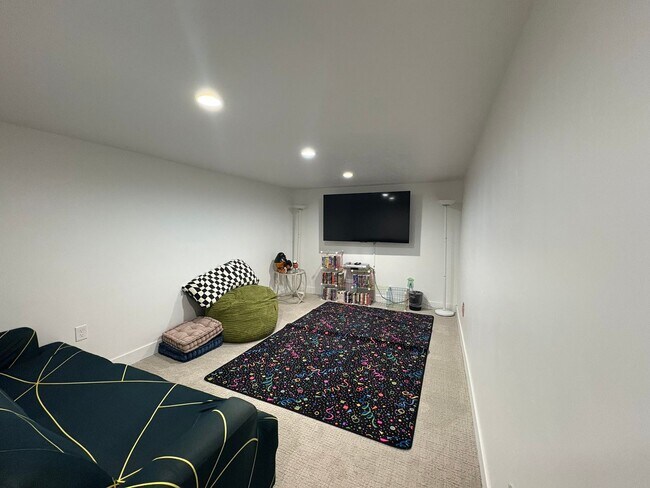 Building Photo - 380 Utah Ave