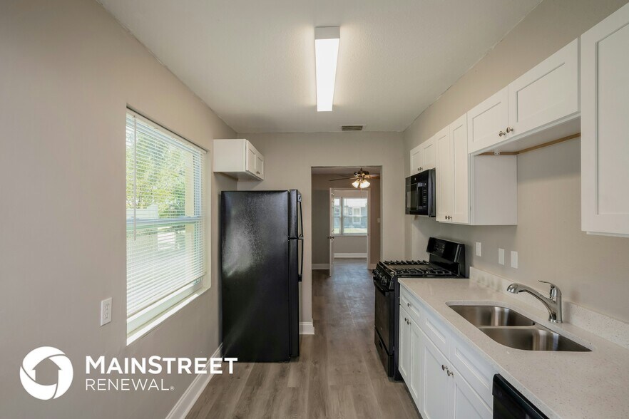 Building Photo - 2227 17th Ave S