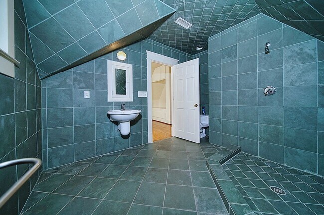 Building Photo - Stunning Tudor-style 4BR/3.5BA home in a prime, unbeatable location!