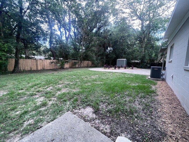 Building Photo - 3857 W University Ave