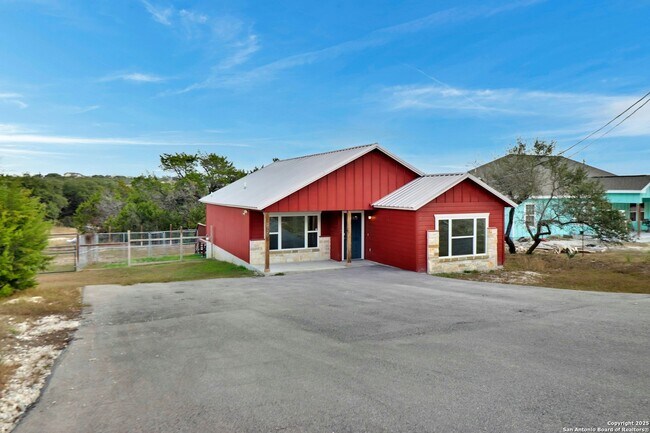 Building Photo - 2720 Golf Dr