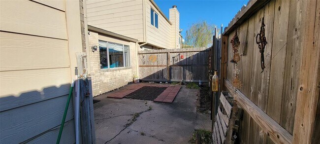 Building Photo - 6604 Montauk Dr