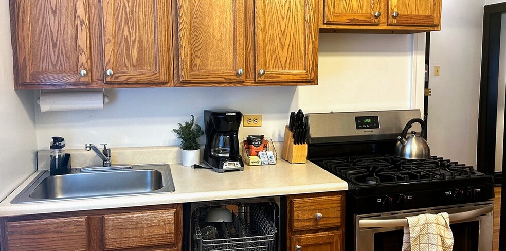 Building Photo - 1909 W Larchmont Ave