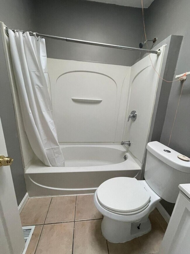 Building Photo - 2 Bedroom + Den Home with Porch, Fenced Yard, and Water Included on Barclay Street