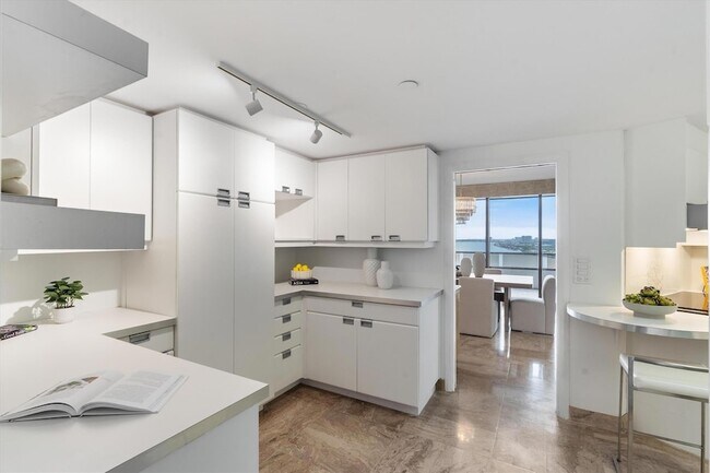 Building Photo - 100 Lakeshore Dr