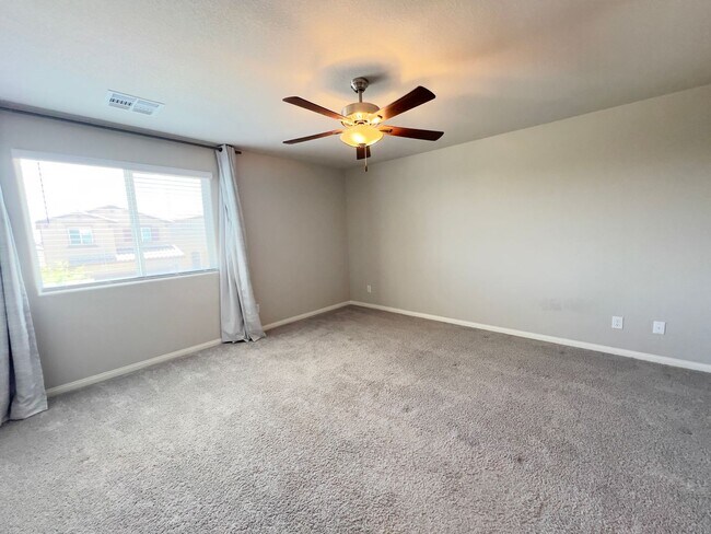 Building Photo - 4 bedroom, 2.5 bathroom home located in North West, Las Vegas