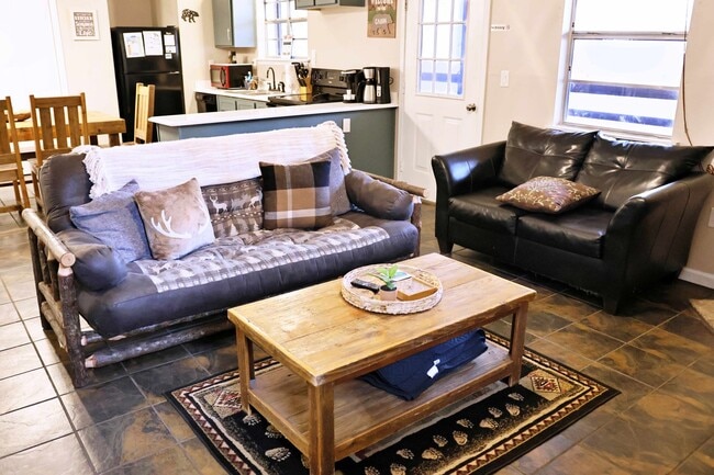 Building Photo - Move In Ready!!