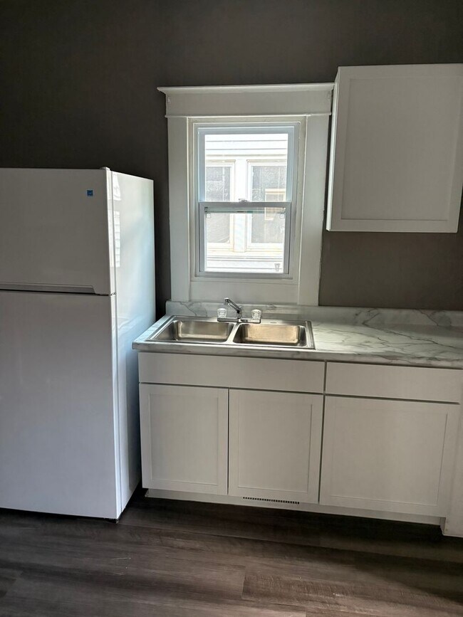 Building Photo - Recently remodeled 2 BR house