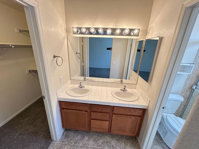 Building Photo - Cozy 3Bed/2Bath/2Car Residence located in beautiful Summerlin!