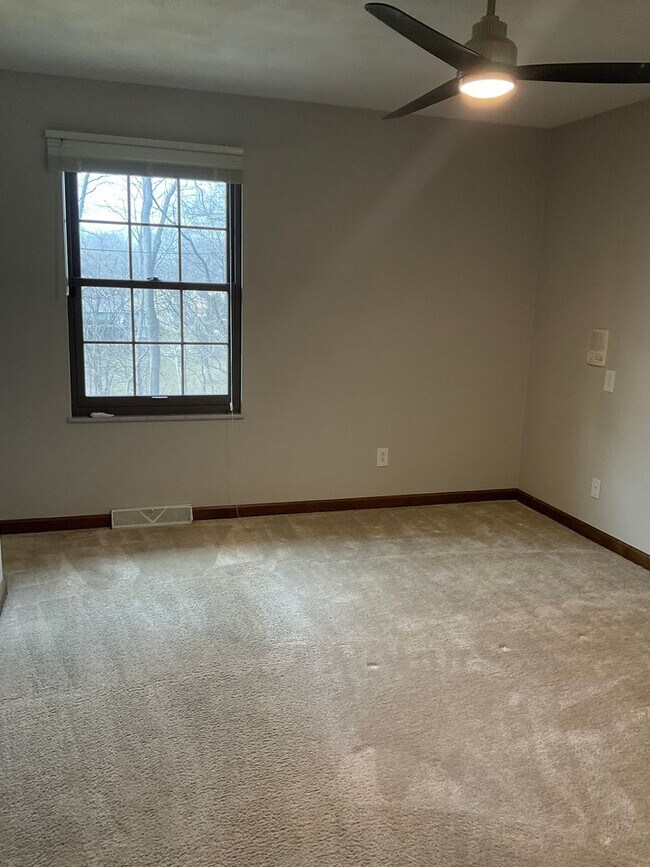 Building Photo - 33 Estates View Dr