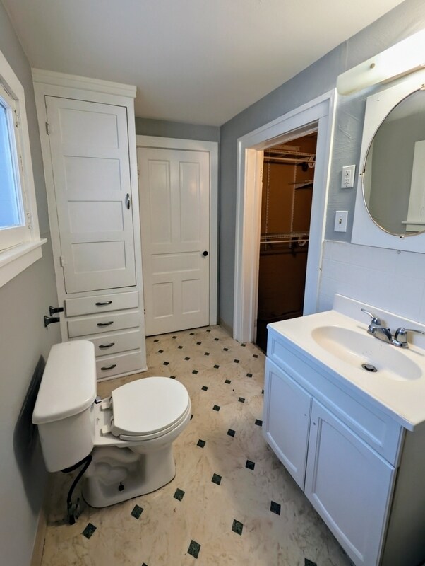 Building Photo - 924 N Capitol Ave