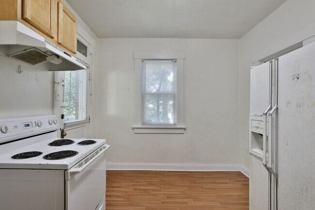 Building Photo - 4 Bedroom North Campus Newly Remodeled Hou...