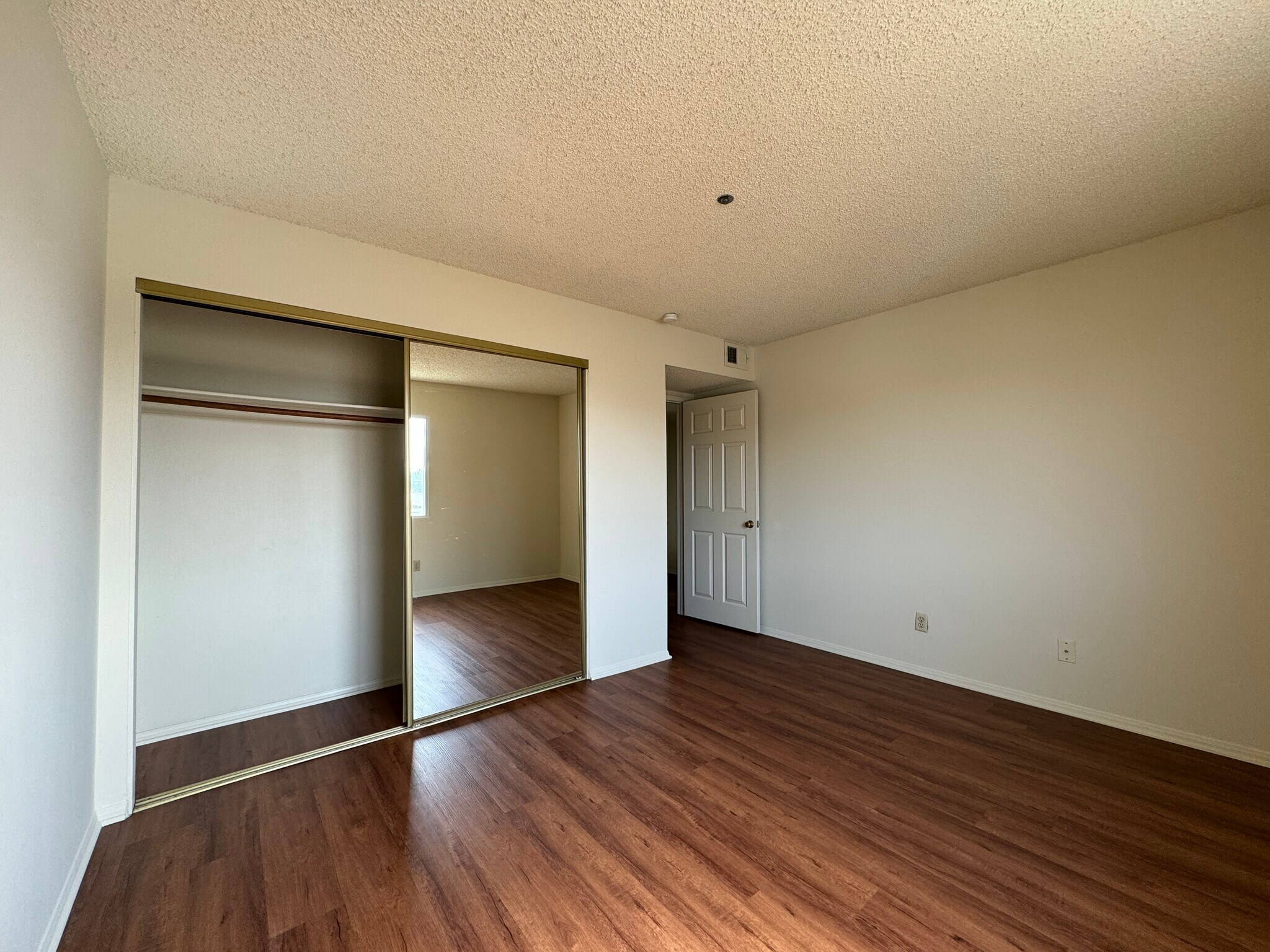 Building Photo - 918 W San Marino Ave