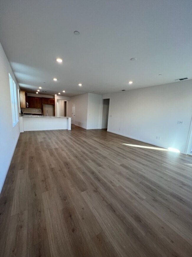 Building Photo - Beautiful 3 Bedroom and 2 Bathroom Home in Lincoln $2,995.00