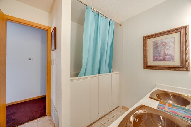 Building Photo - 19 Crescent Ln