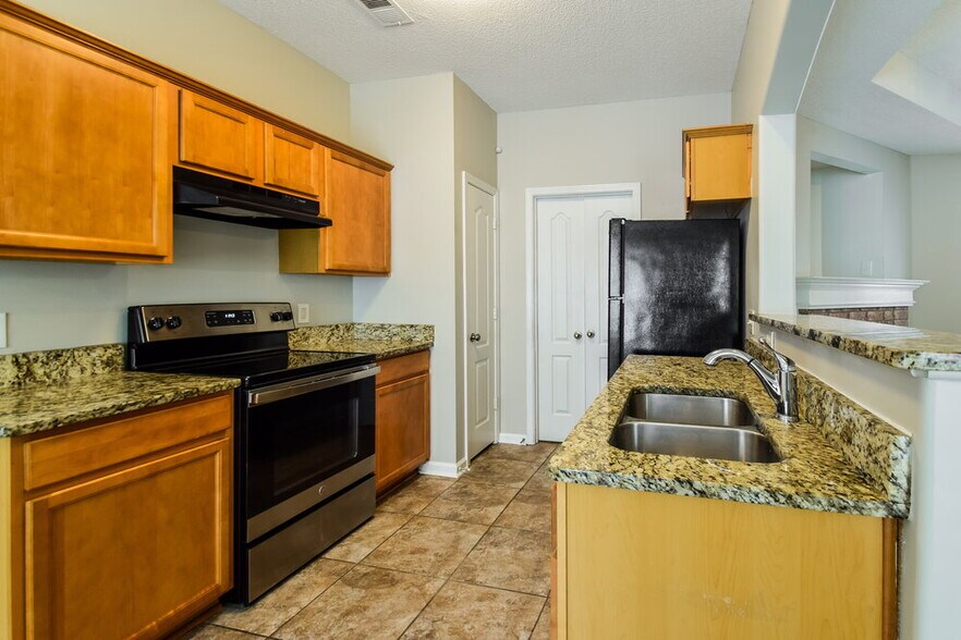 Building Photo - 10093 Woodland Hills Dr