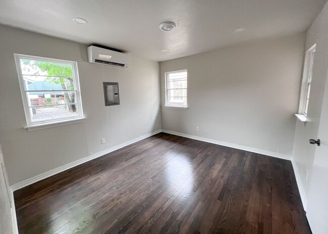 Building Photo - 221 NE 26th, Apt B