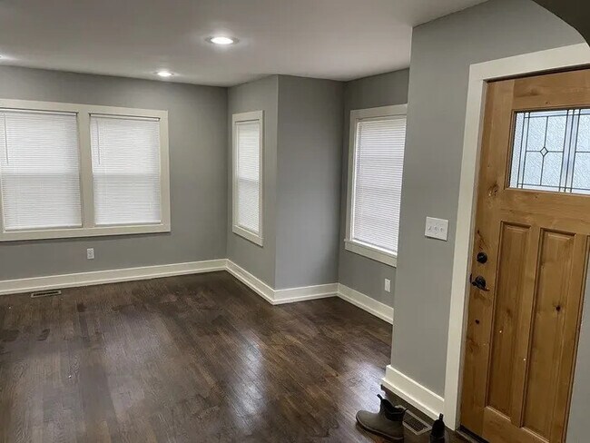 Building Photo - 2 Bedroom 1 Bathroom