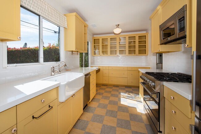 Building Photo - Spacious 3bd/2.5bth Remodeled Mesa Home!