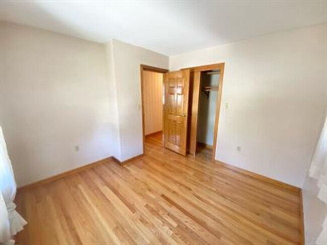 Building Photo - 5 Bedroom Home in Essex Junction!