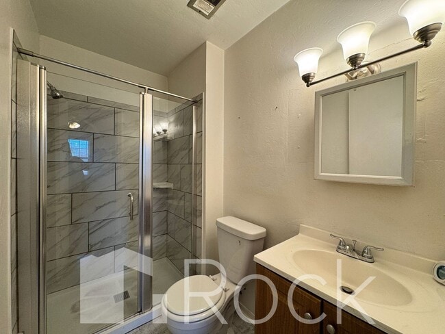 Building Photo - 2 Bedroom Townhome with All Appliances Included!