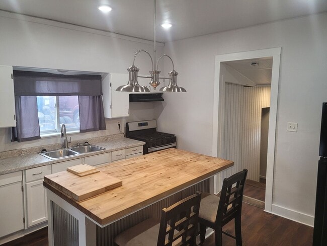 Building Photo - Newly Remodeled 2 Bedroom Home with Garage – Available Now!