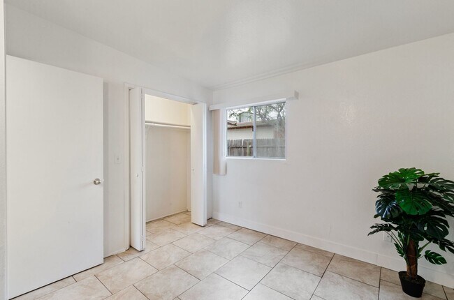 Building Photo - Centrally located 1 bedroom, 1 bath with bonus Den in a duplex, SW side of Swan & Grant.