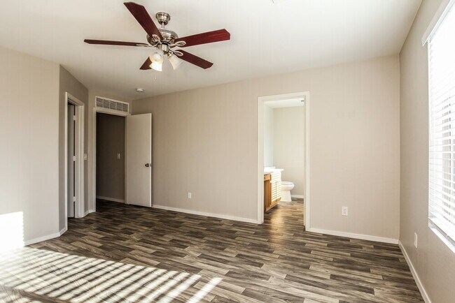 Building Photo - 12417 W Mandalay Ln